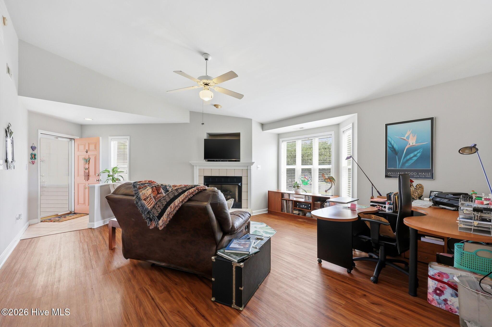 Image 4: Front entrance and living room