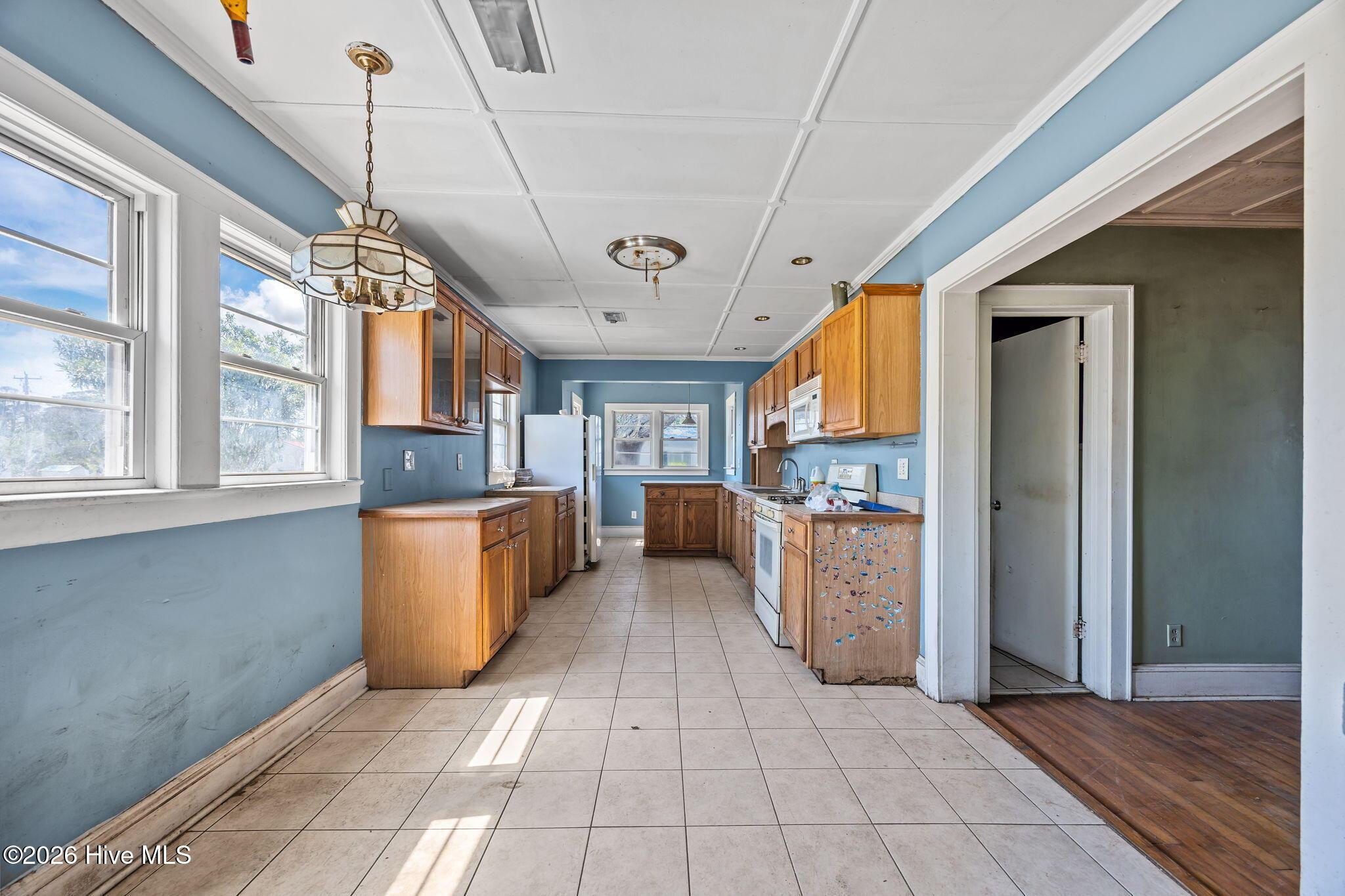 Image 2: 2472 Cedar Island Rd