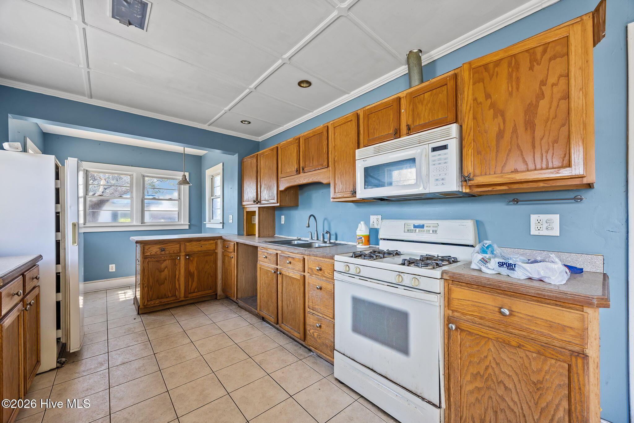 Image 3: 2472 Cedar Island Rd