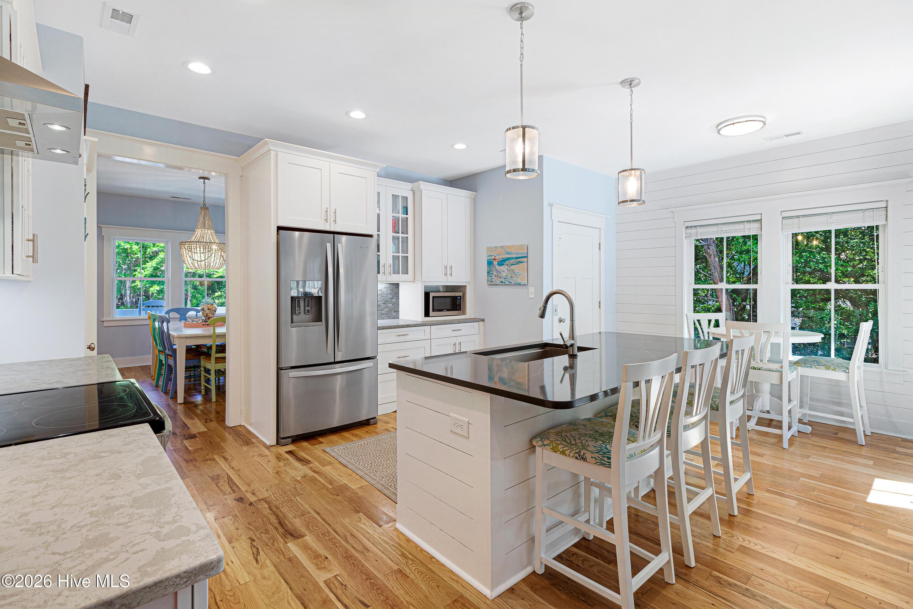 Image 4: Kitchen with island