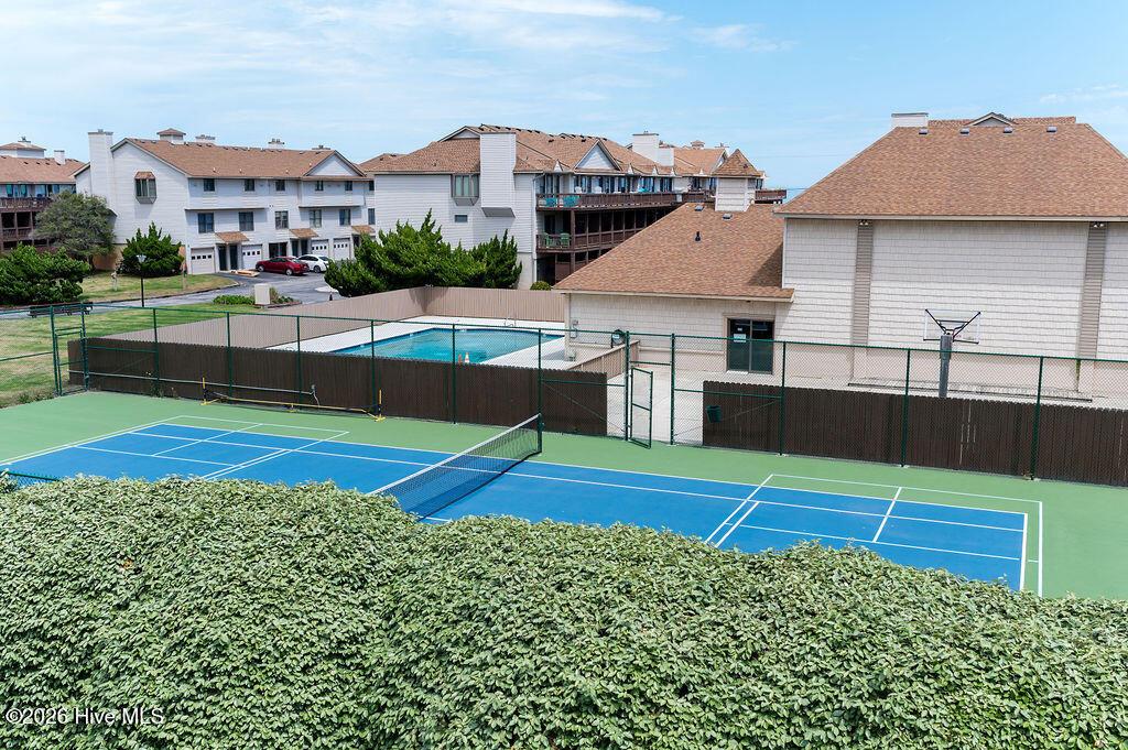 Image 3: G8 tennis pool