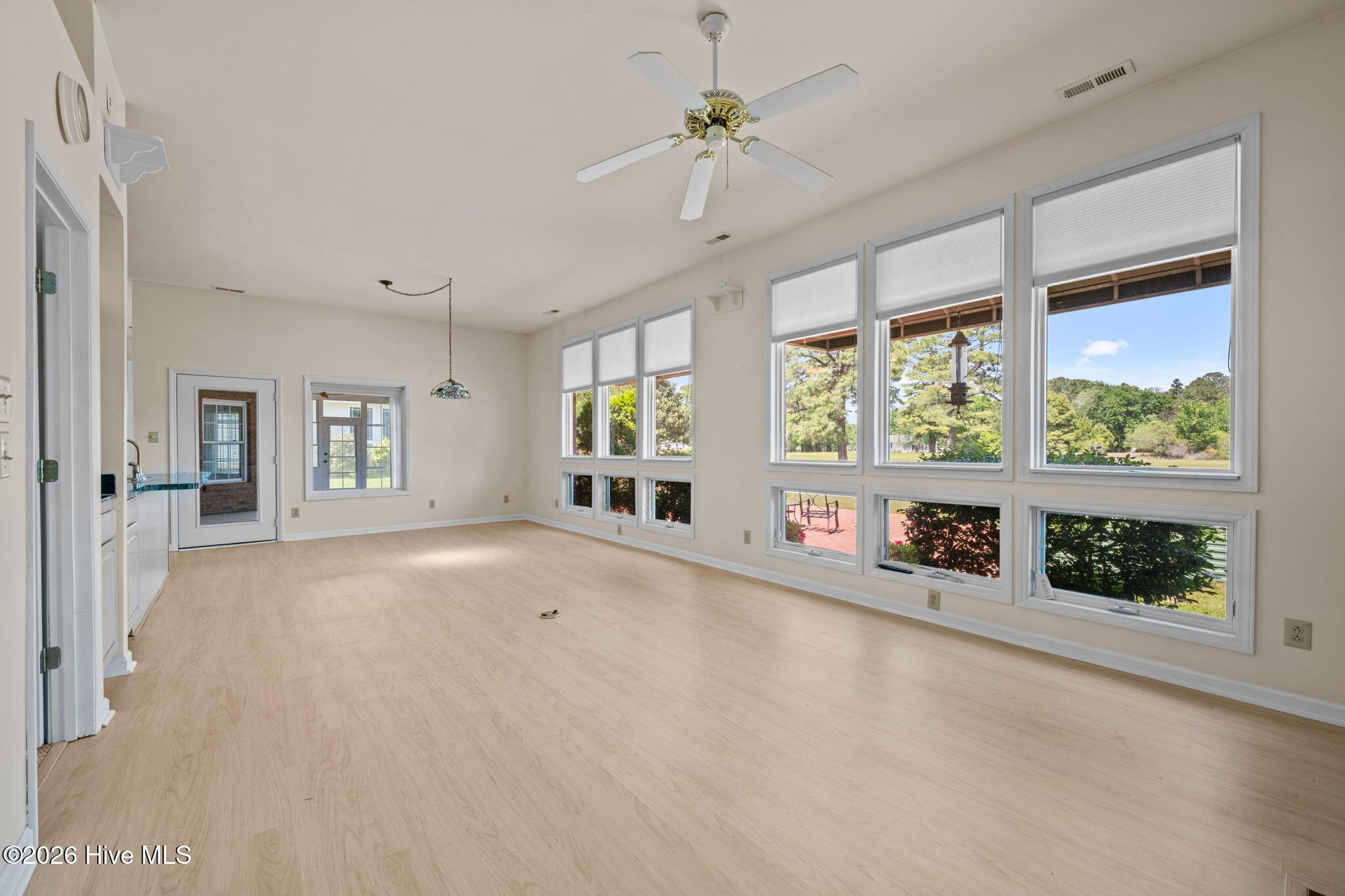 Image 4: Large Bright Family Room