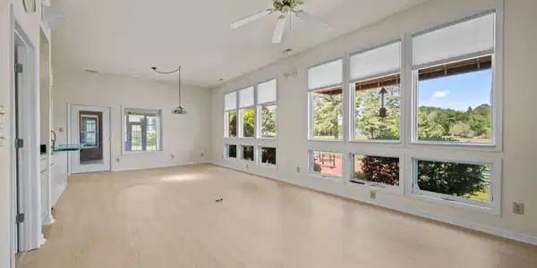 Image 4: Large Bright Family Room
