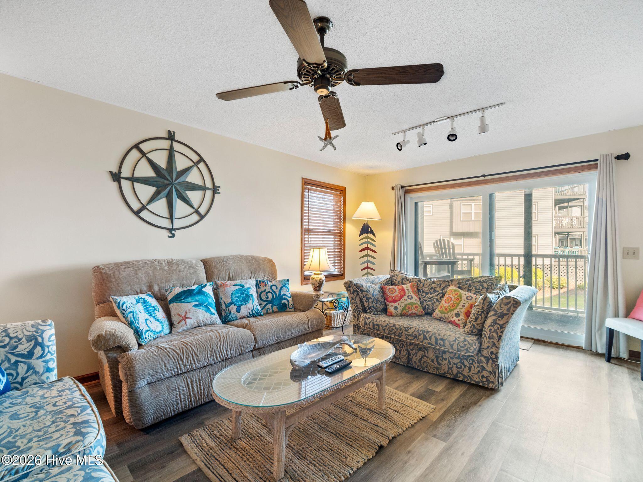 Image 4: Living Room