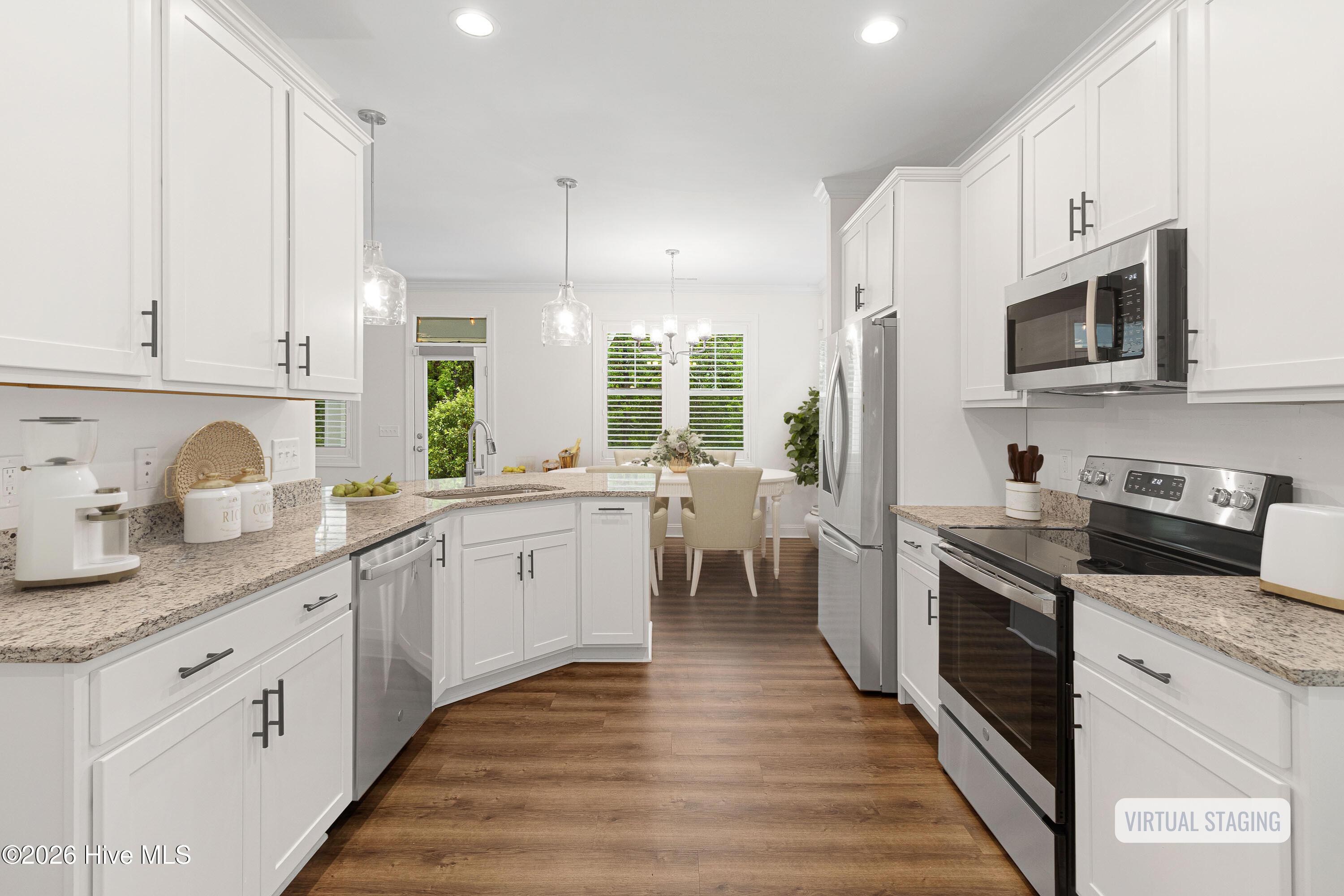 Image 4: Dining & Kitchen Area