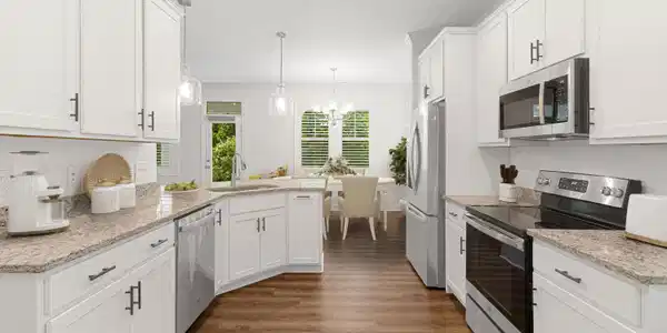 Image 4: Dining & Kitchen Area