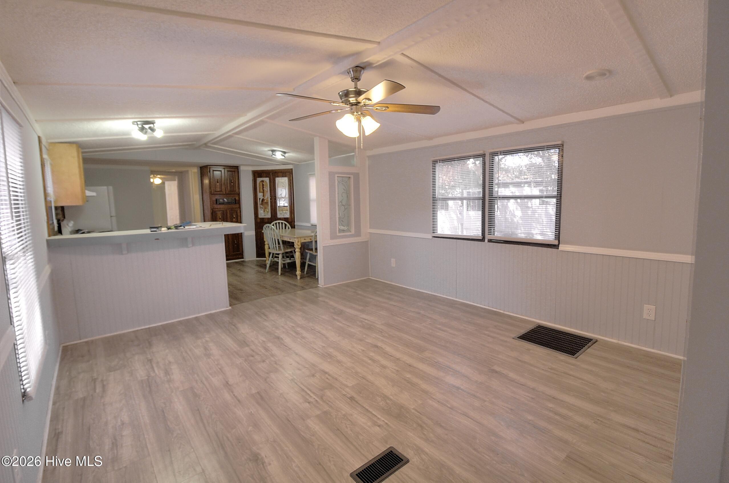 Image 4: Living Area