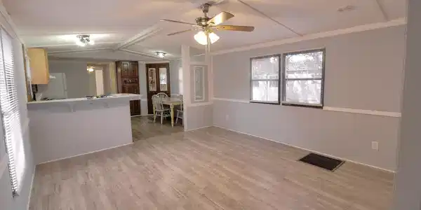 Image 4: Living Area