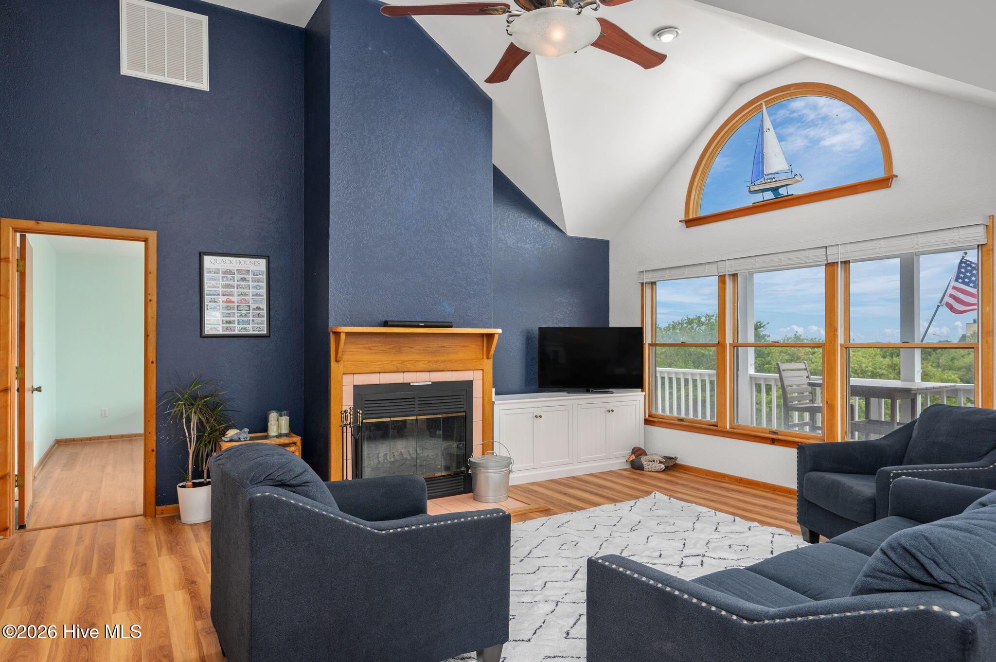 Image 3: 4-web-or-mls-120-Jaycrest-TL-Living