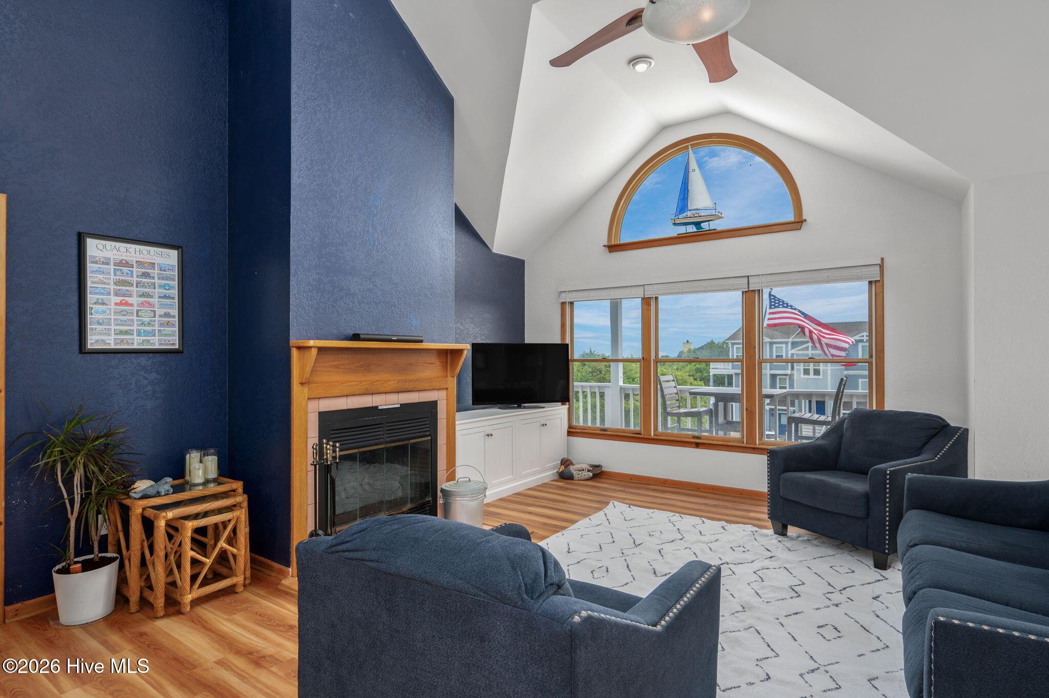 Image 4: 5-web-or-mls-120-Jaycrest-TL-Living-V2