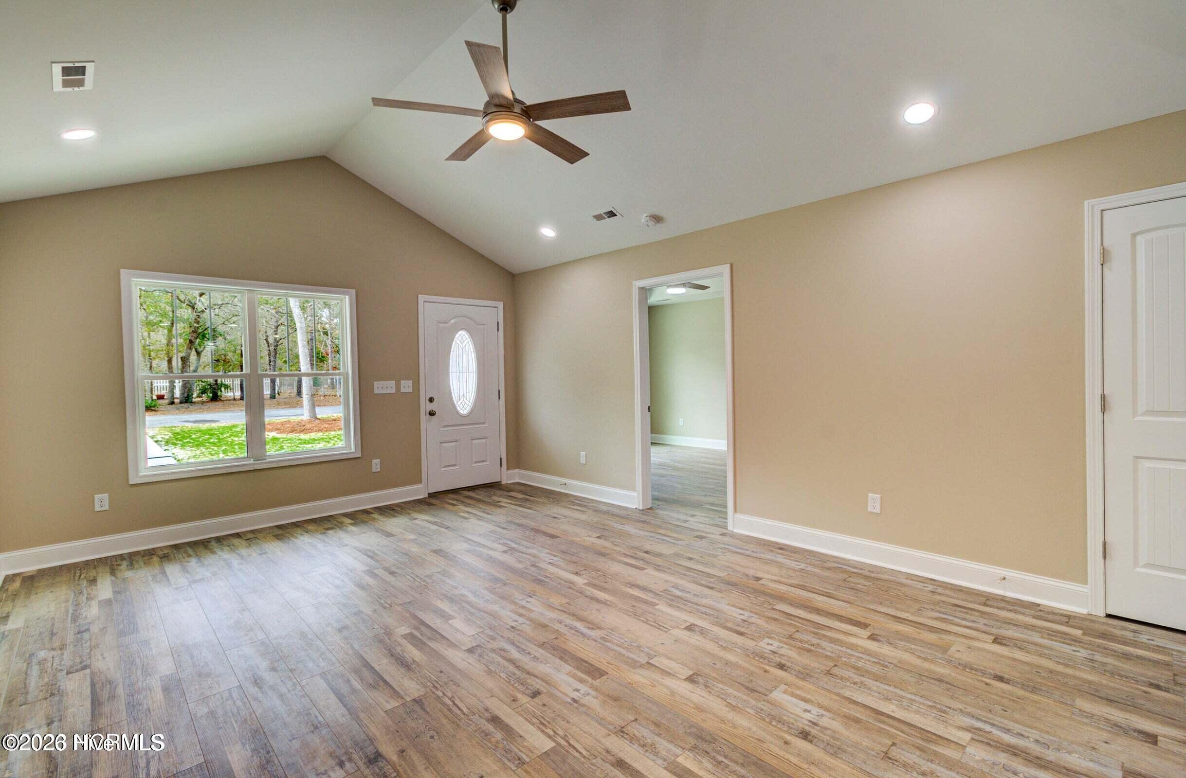 Image 4: 3_2 Tandem Front Room