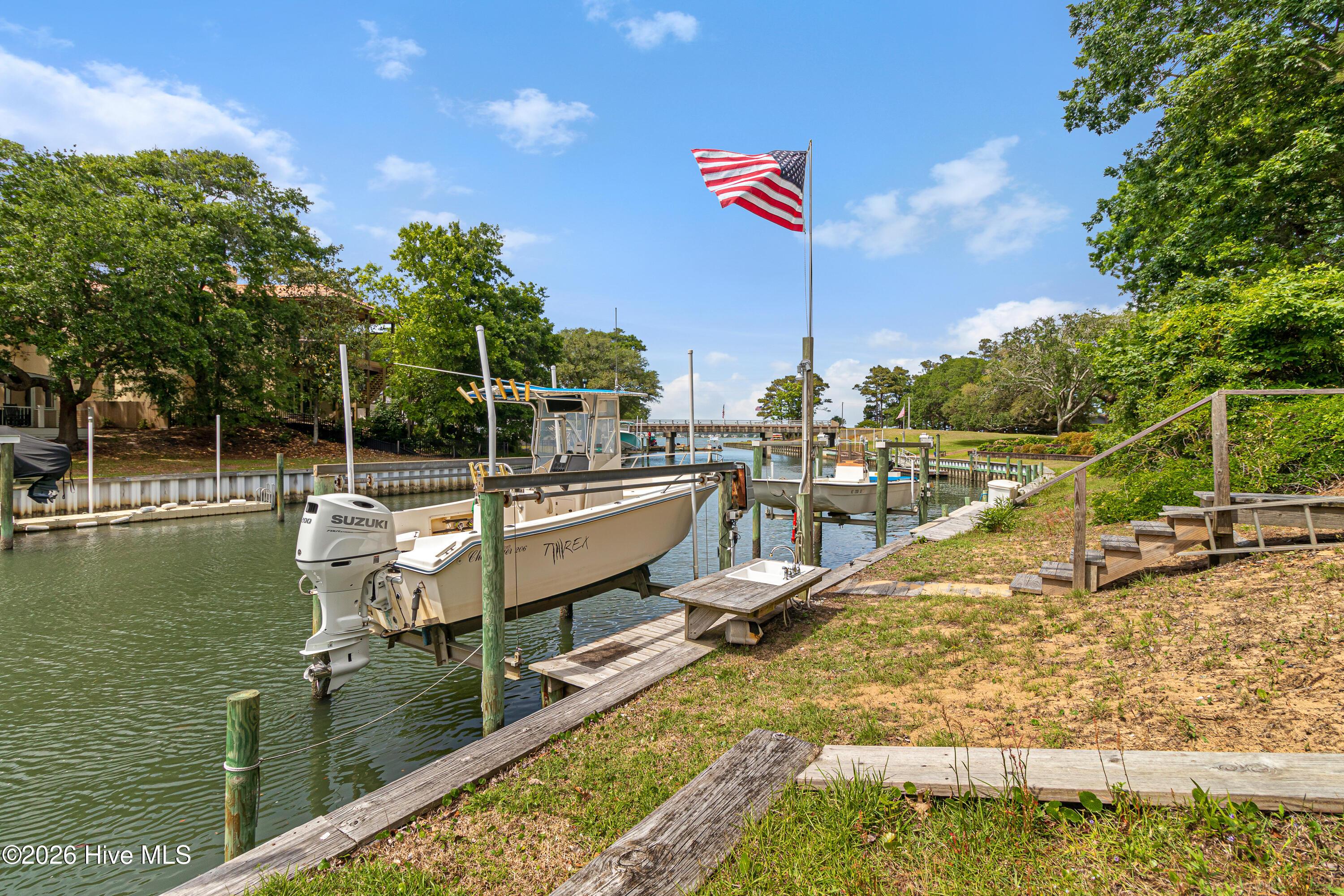 Image 3: Boat lift