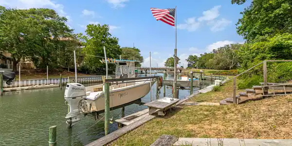 Image 3: Boat lift