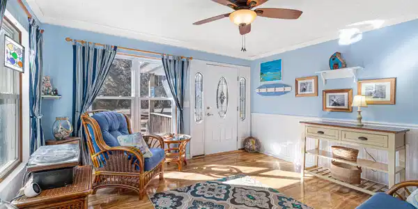 Image 4: Living Room