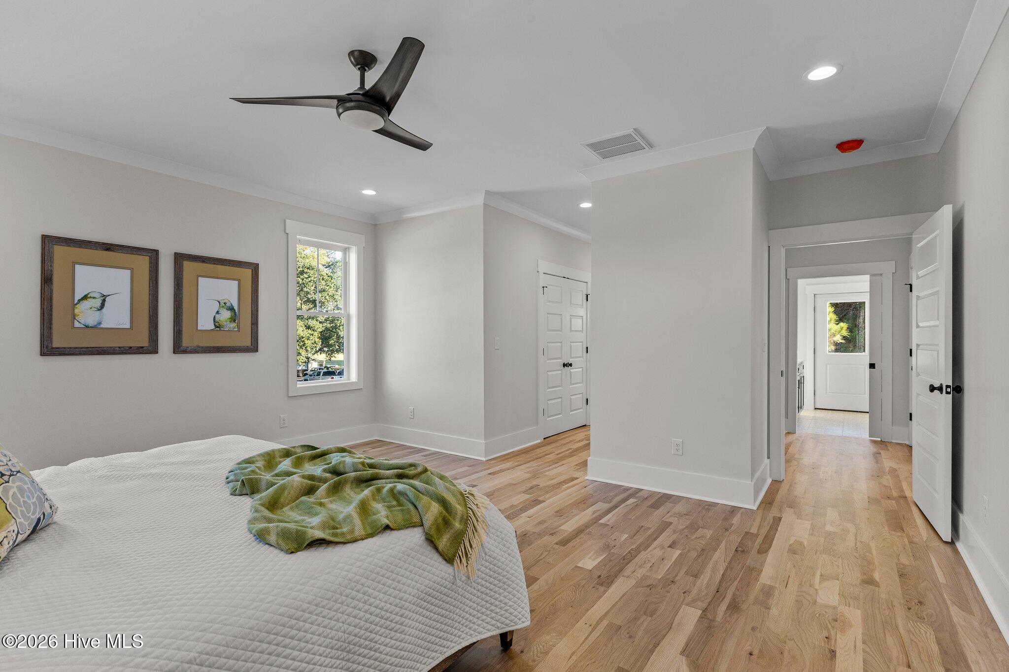 Image 4: Bedroom