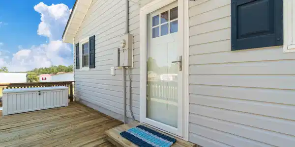Image 4: 004_Front Entry