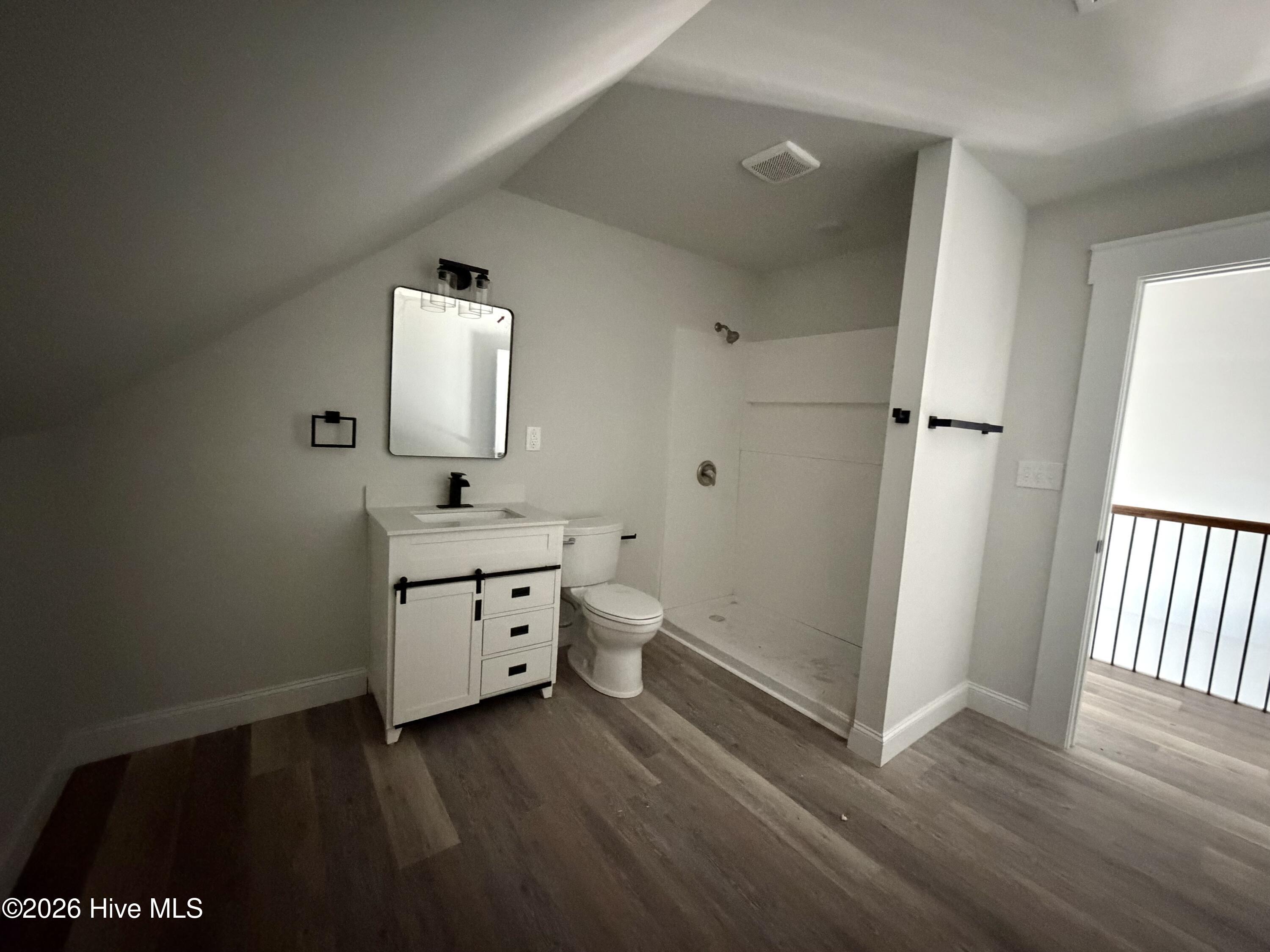 Image 4: UPSTAIRS BATH