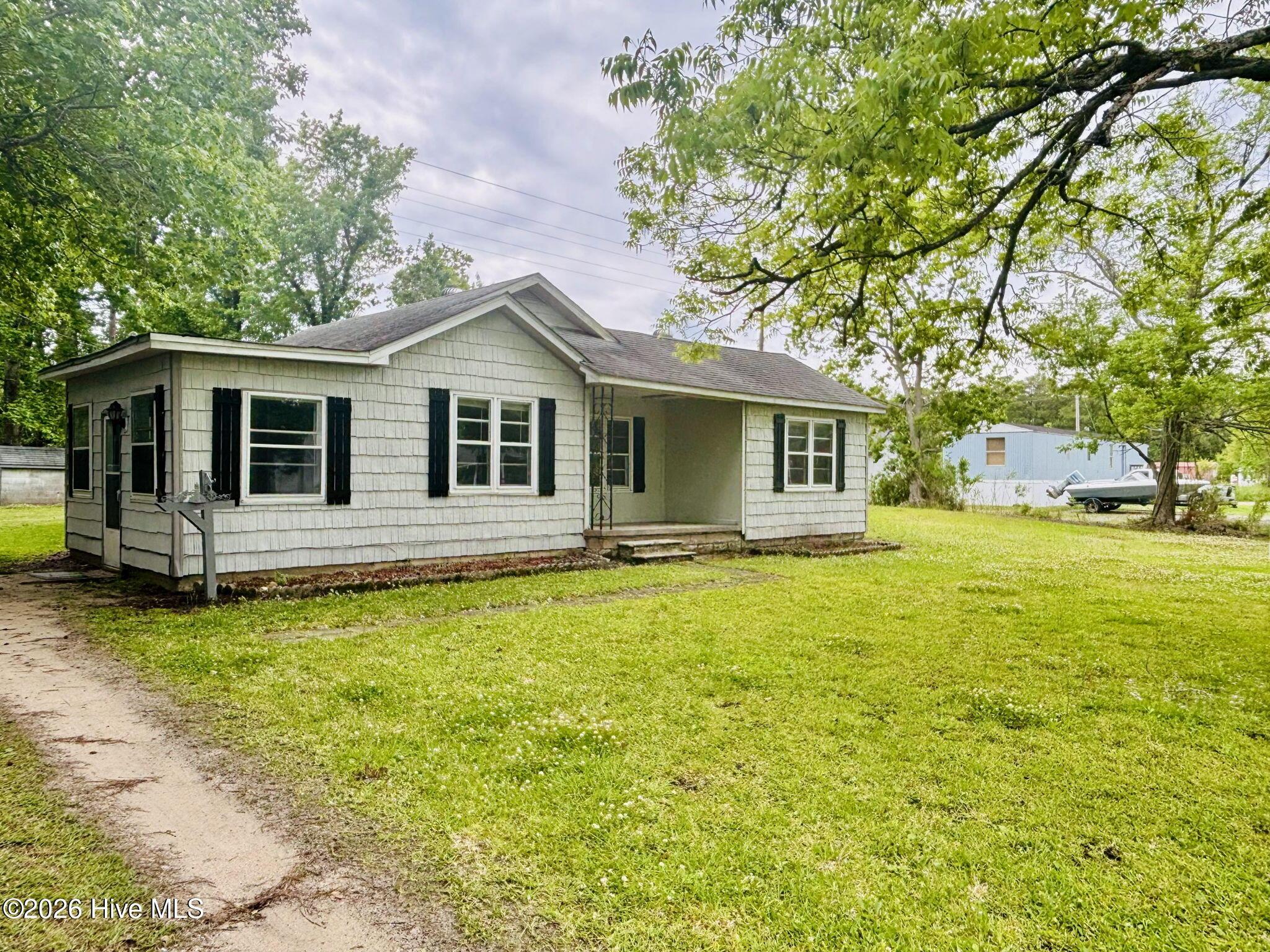 Image 4: Front Yard
