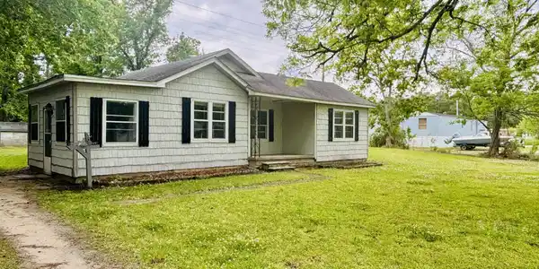 Image 4: Front Yard