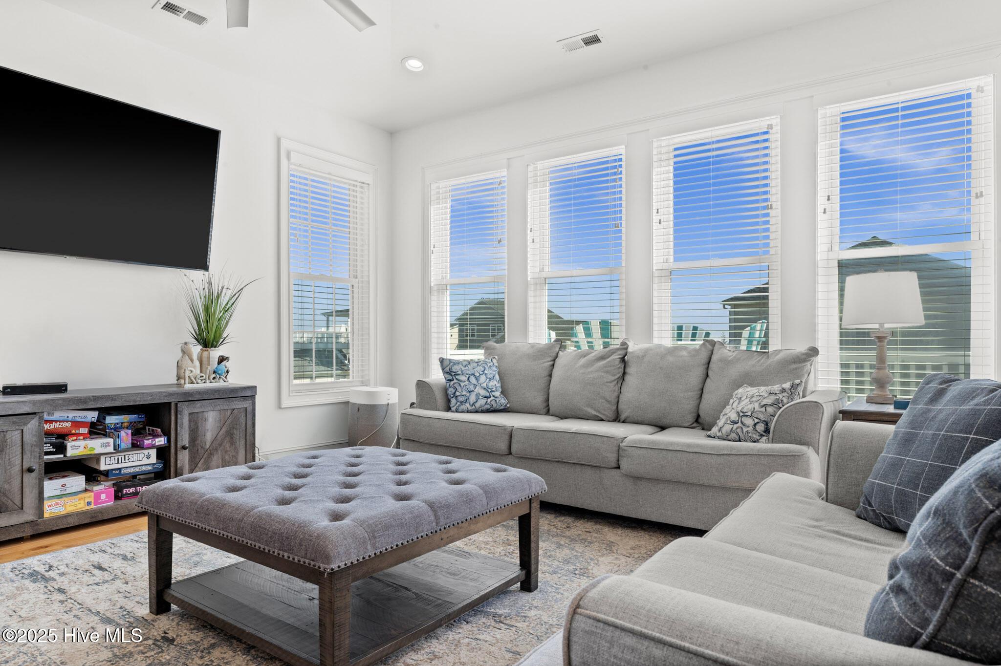 Image 4: Living Area