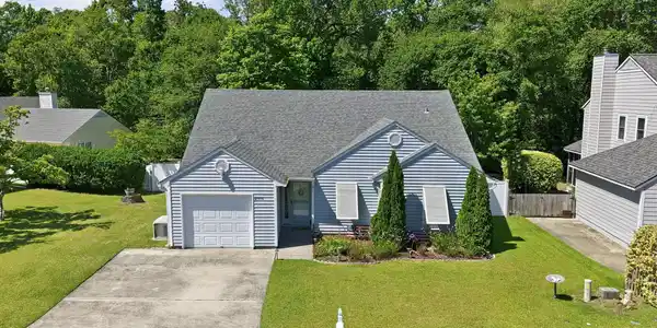 2916 Mandy Lane