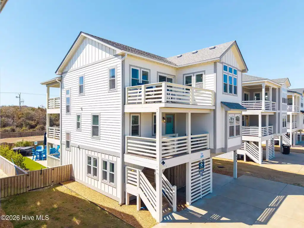 Image 1: 26-web-or-mls-ext-5