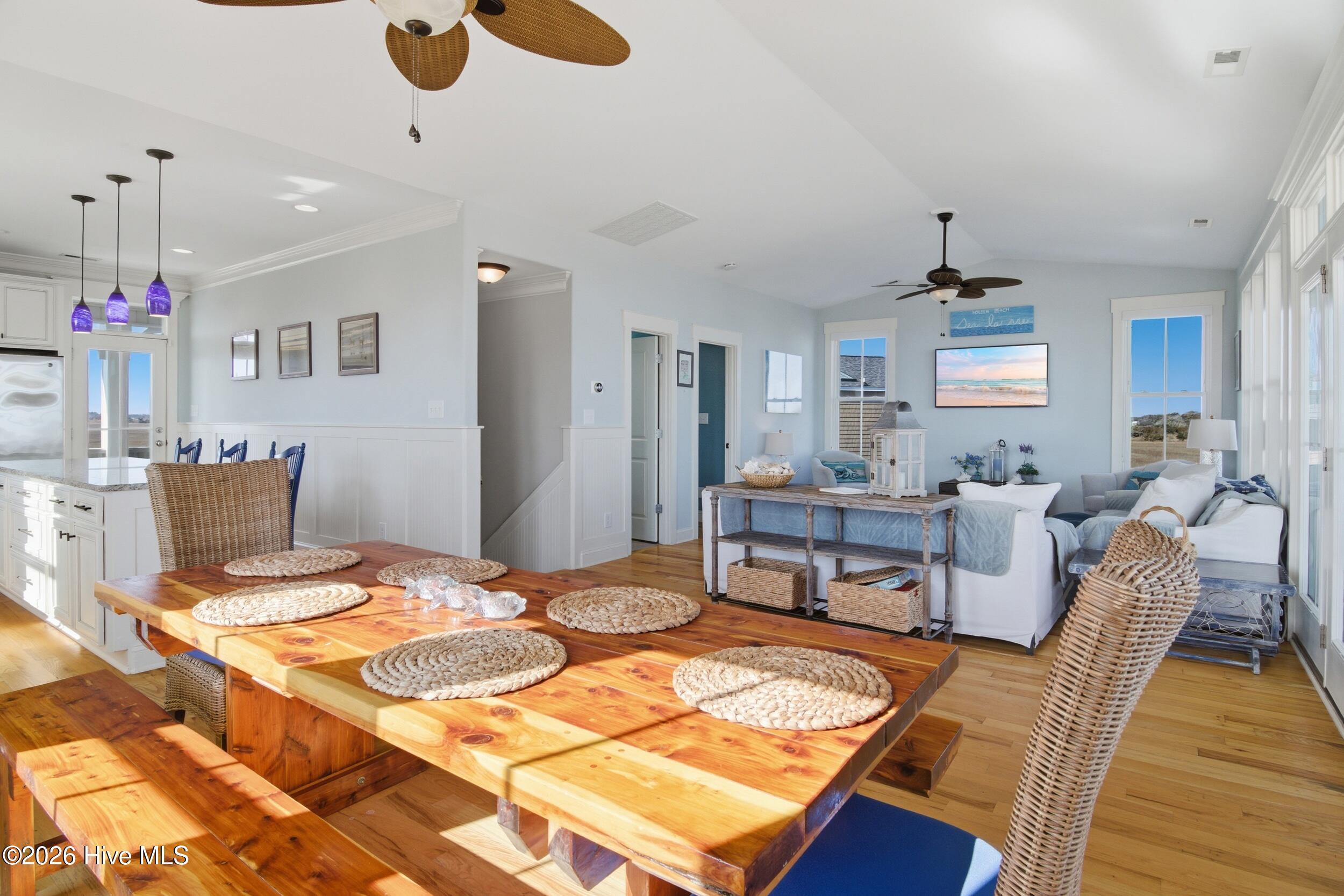 Image 3: 32_dining living kitchen