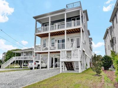 822 S Topsail Drive