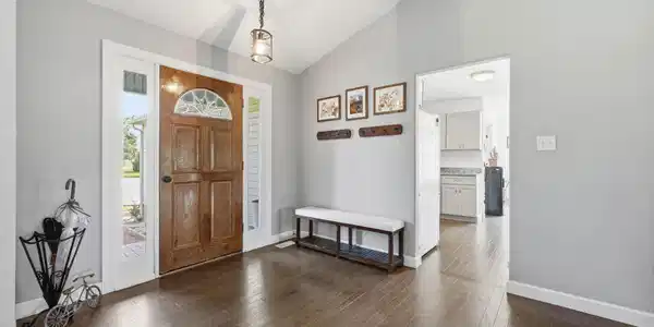 Image 4: Foyer