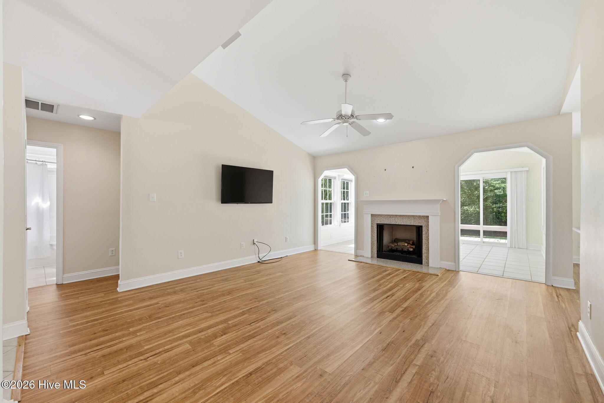 Image 3: Living Room