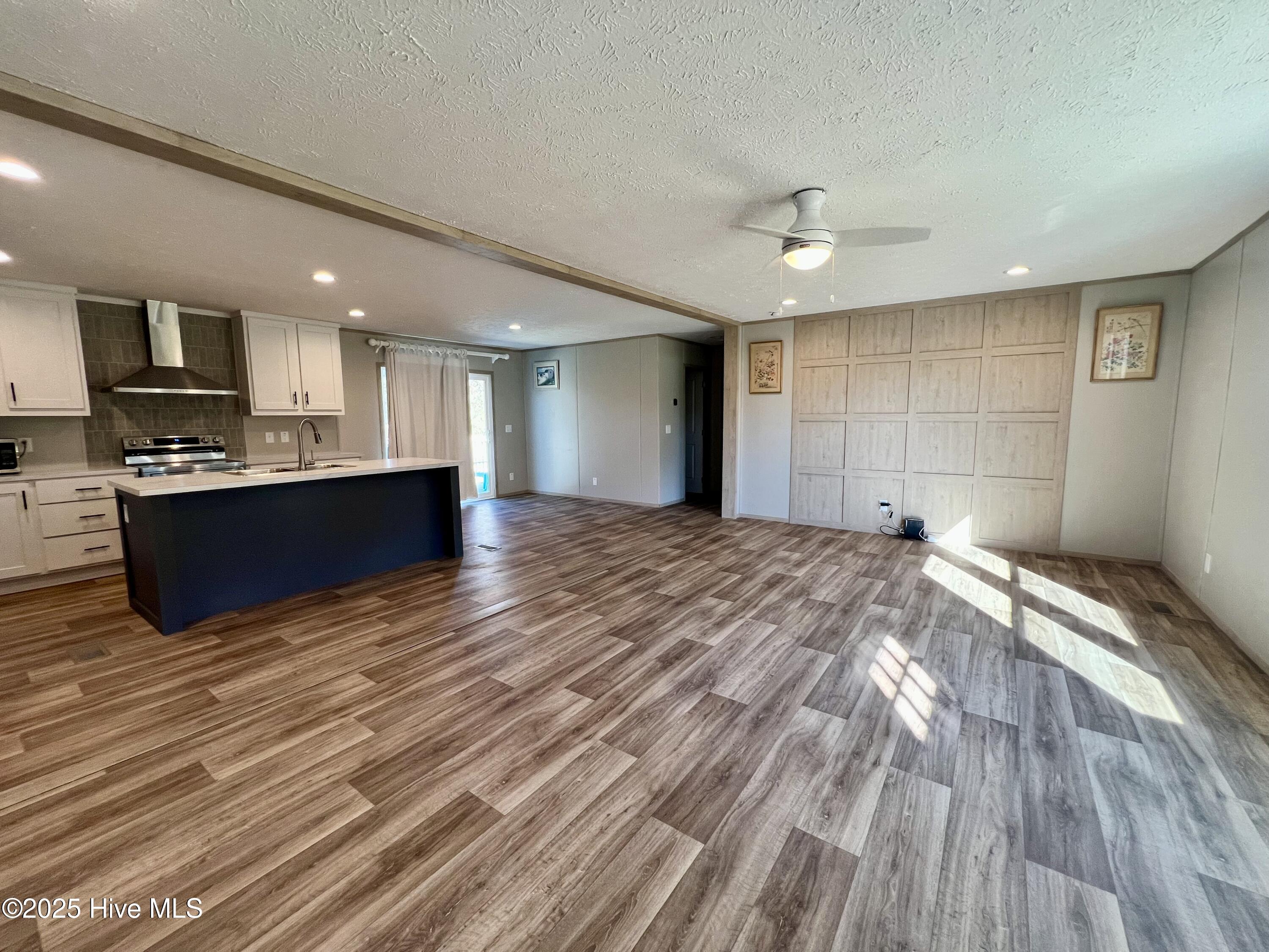 Image 4: Open Living area