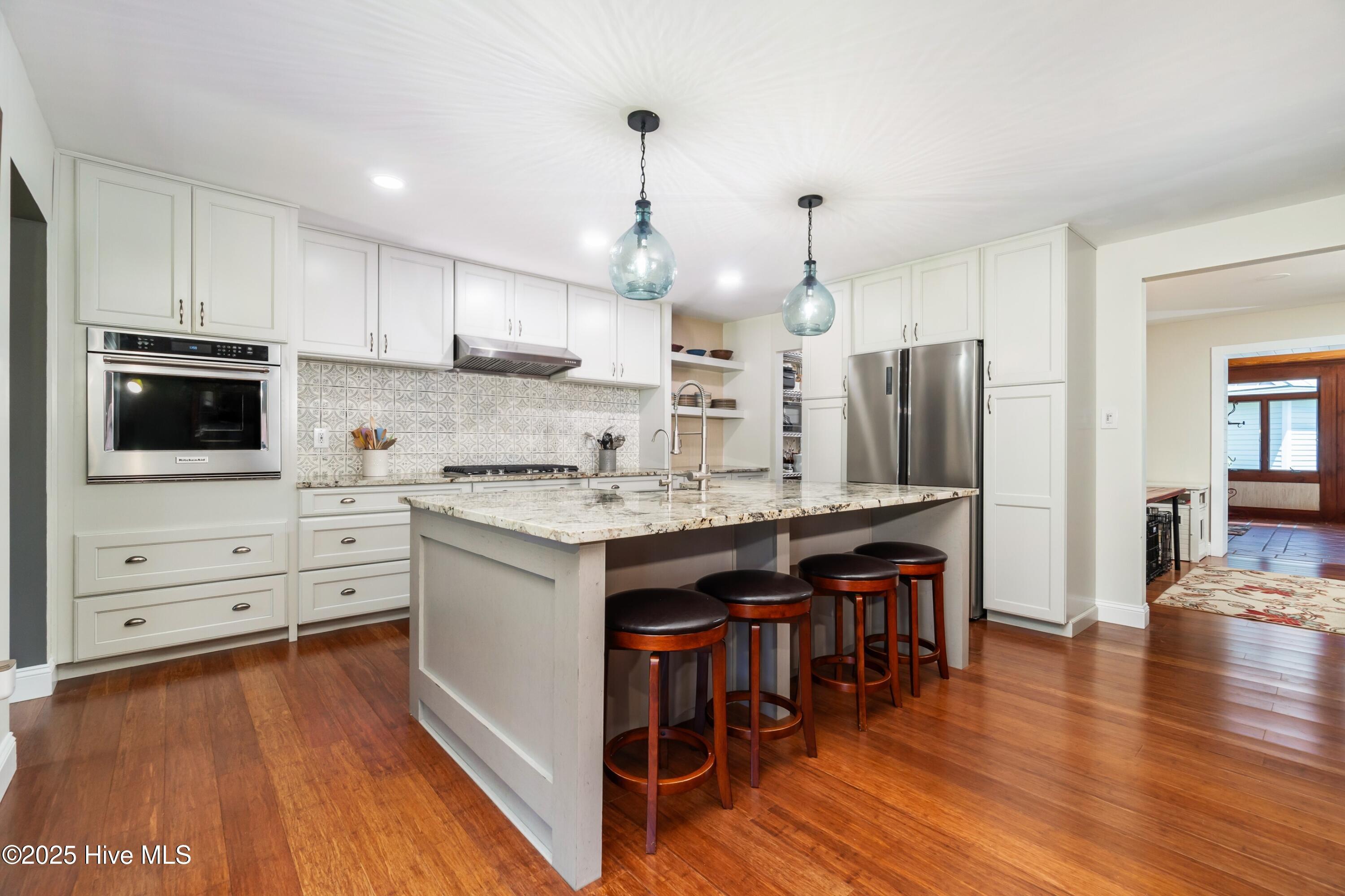 Image 4: 004_Kitchen