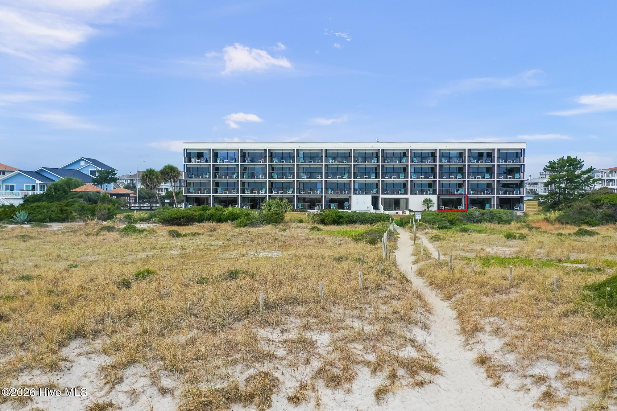 Image 4: Surf Suites 103 3