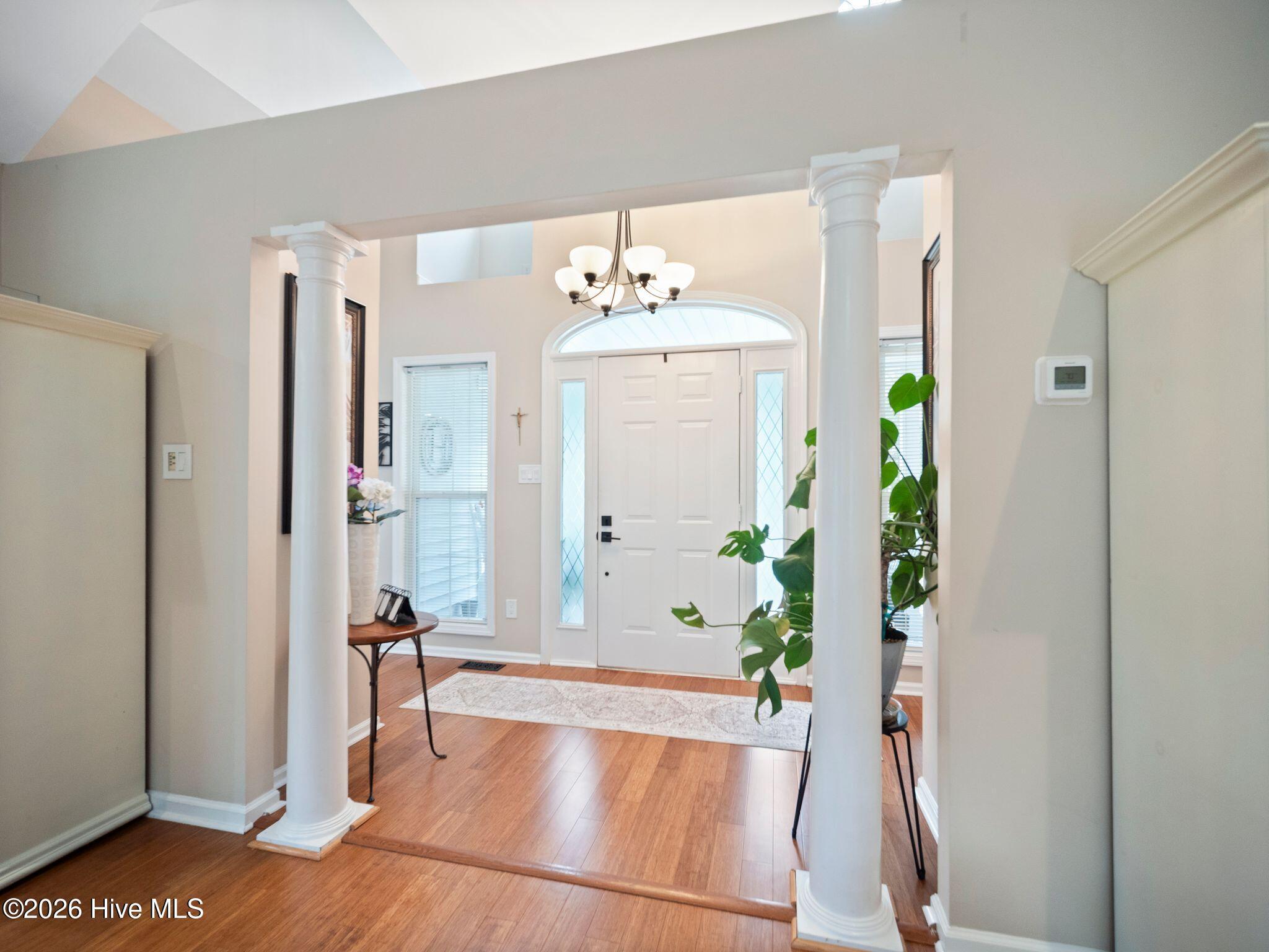 Image 4: foyer