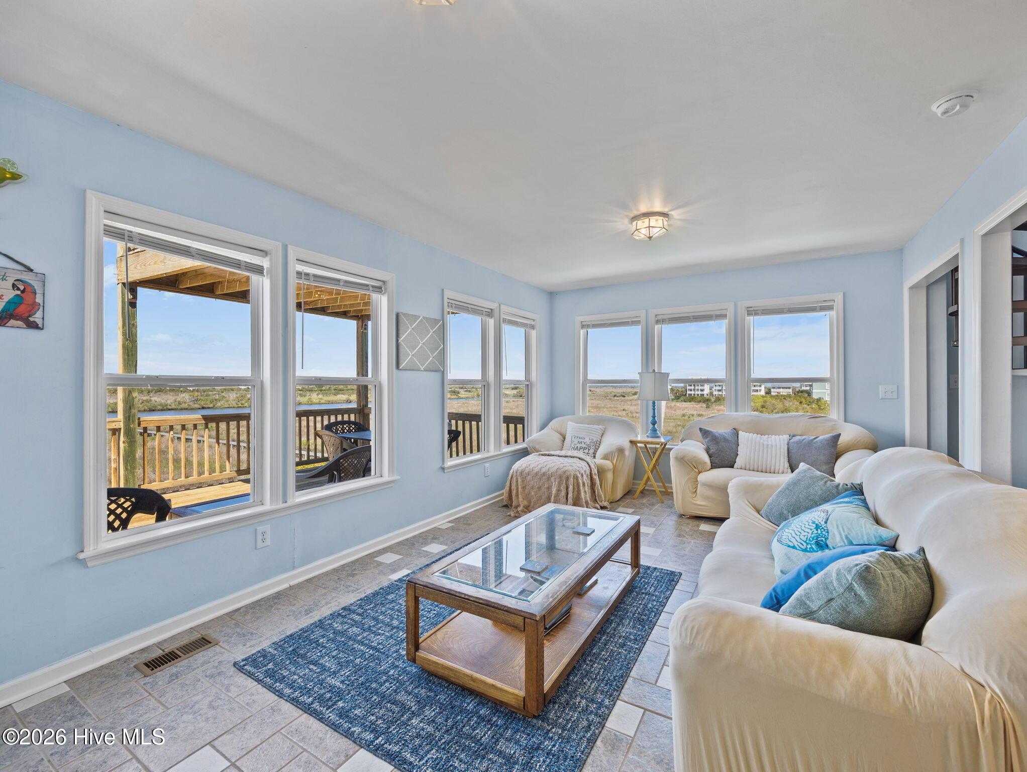 Image 4: 15-web-or-mls-3735 Island Dr. 33
