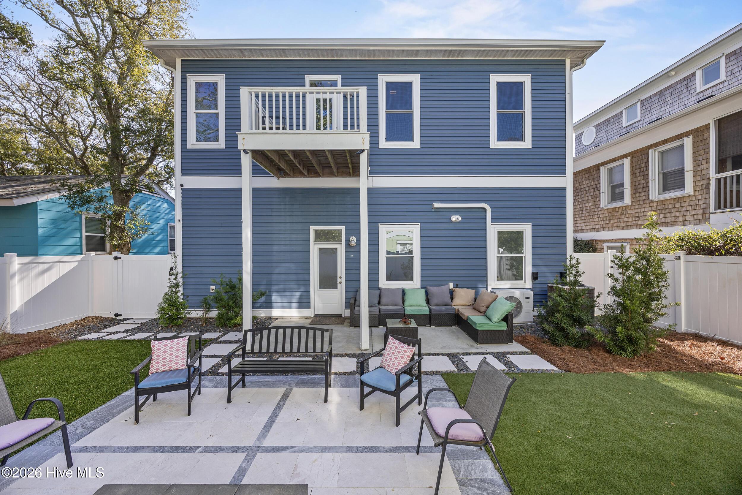 Image 4: 53_back exterior