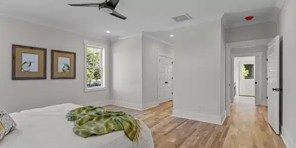 Image 4: Bedroom