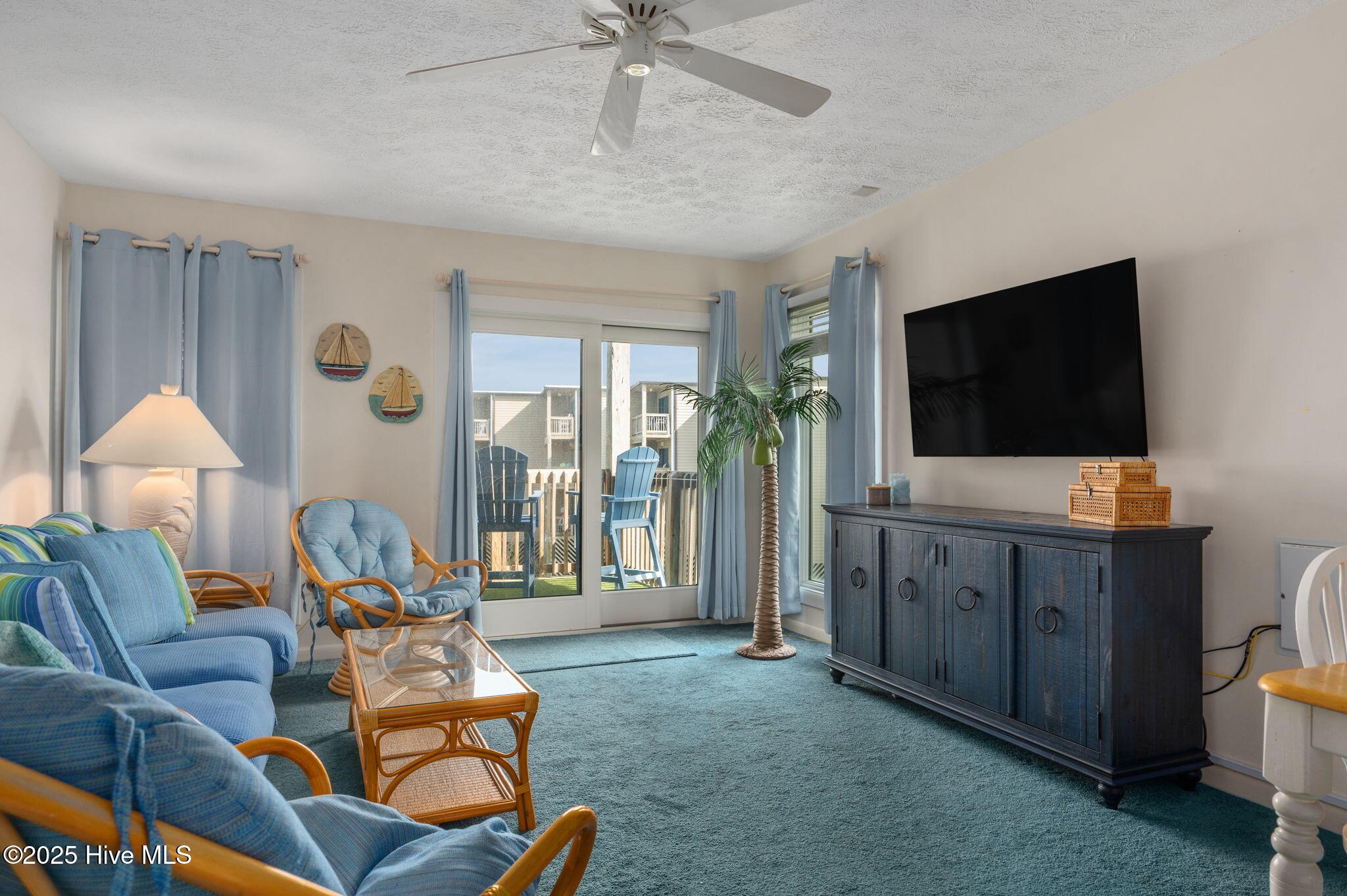 Image 4: 7-web-or-mls-117-Sea-Colony-211B-Living-