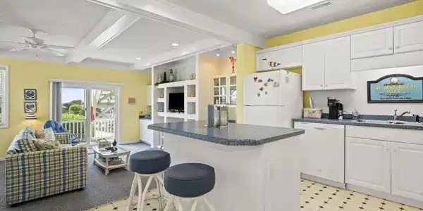 Image 4: Kitchen Island