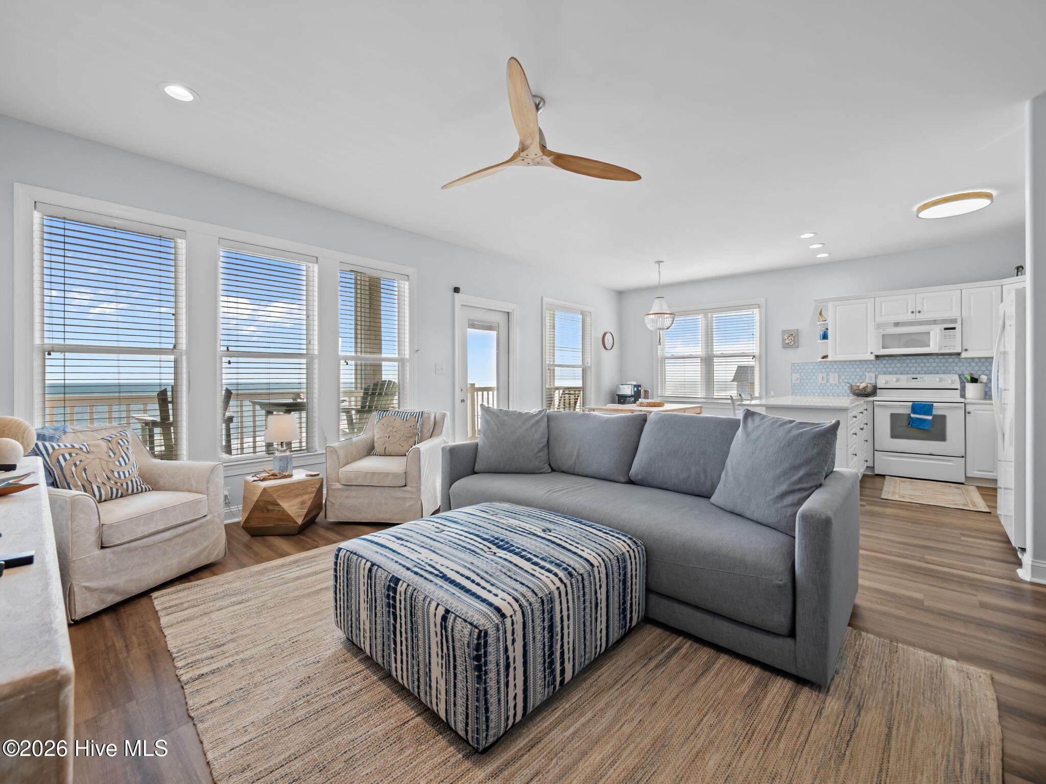 Image 4: 42-web-or-mls-42-print-P2242157