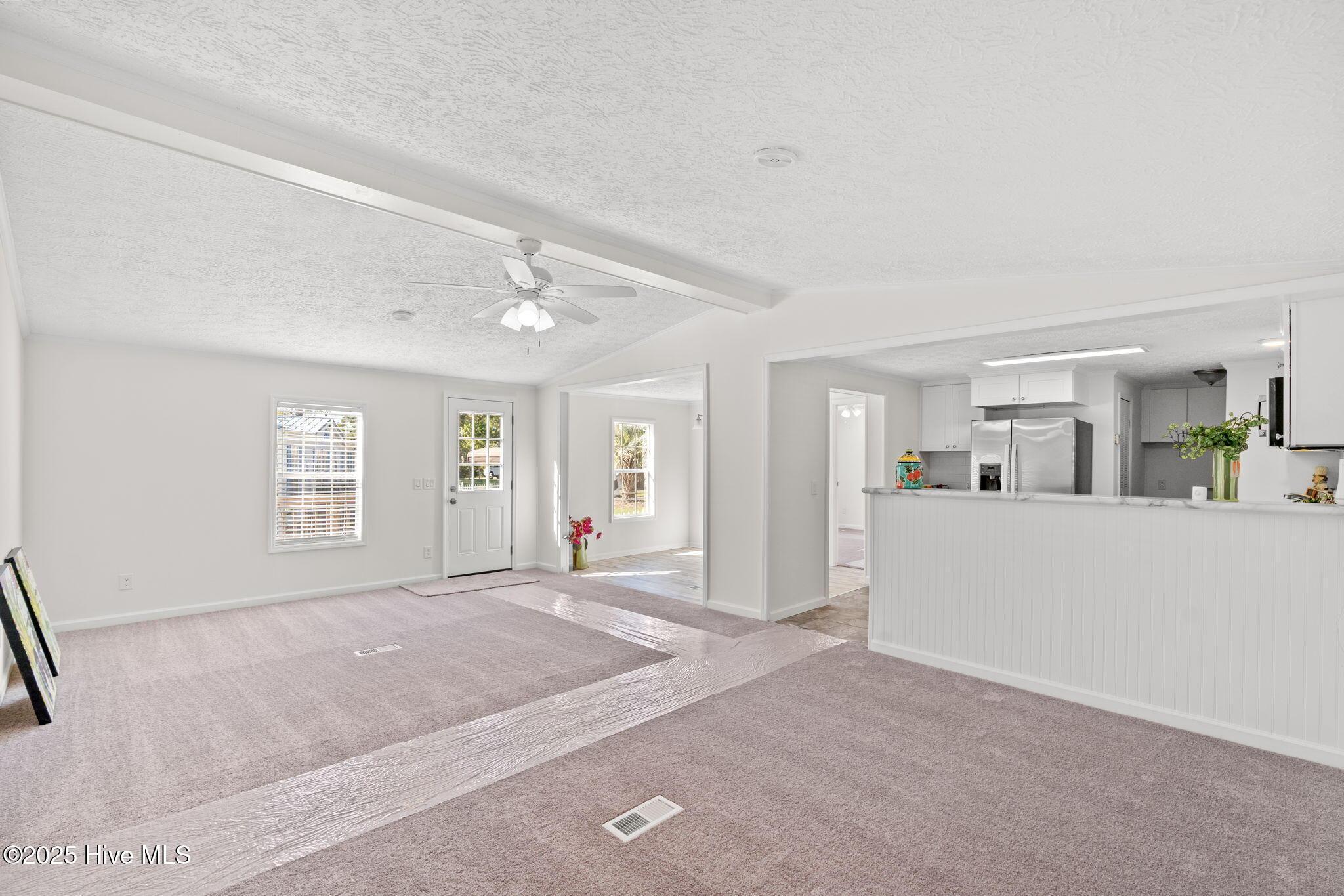 Image 4: Living room/Dining room/Kitchen