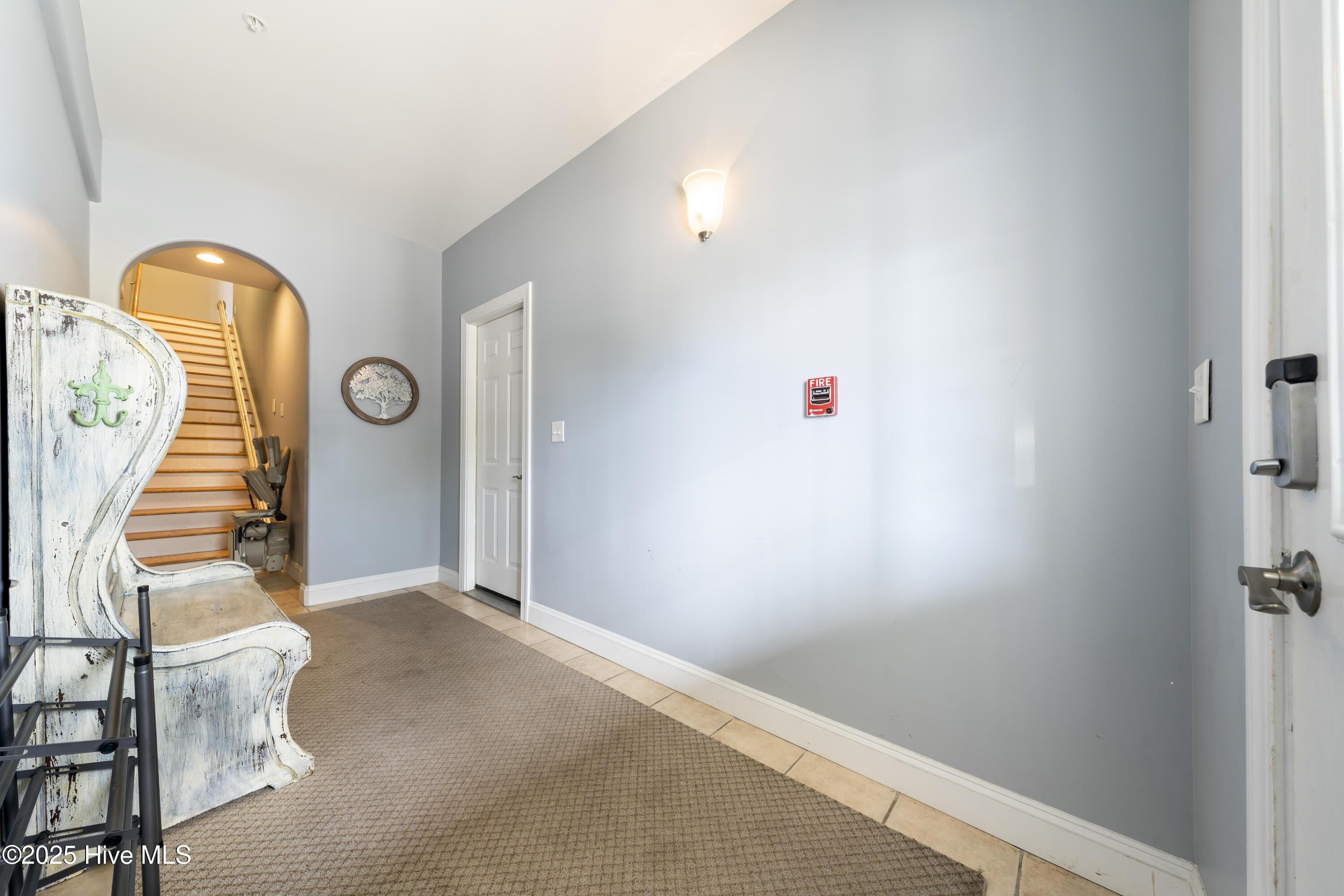 Image 4: Ent / Foyer