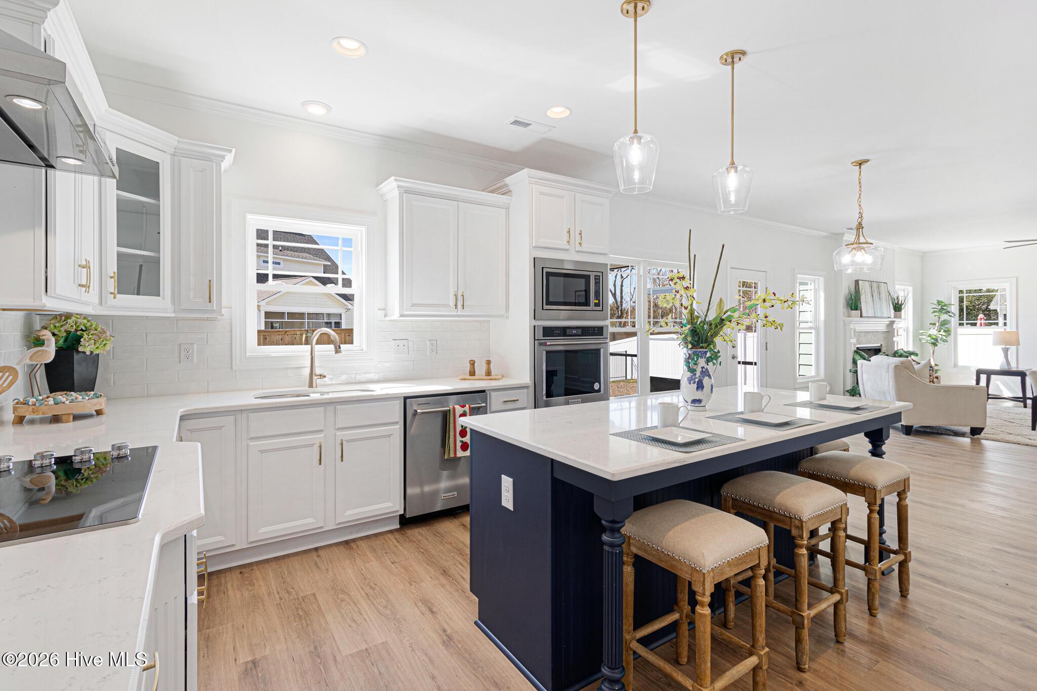 Image 2: Large Kitchen with Island