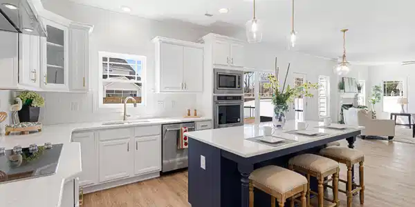 Image 2: Large Kitchen with Island