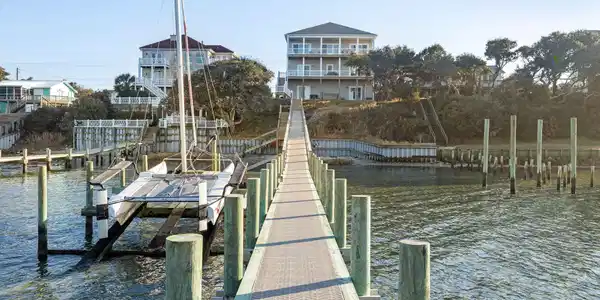 Image 2: 1704 Emerald Drive