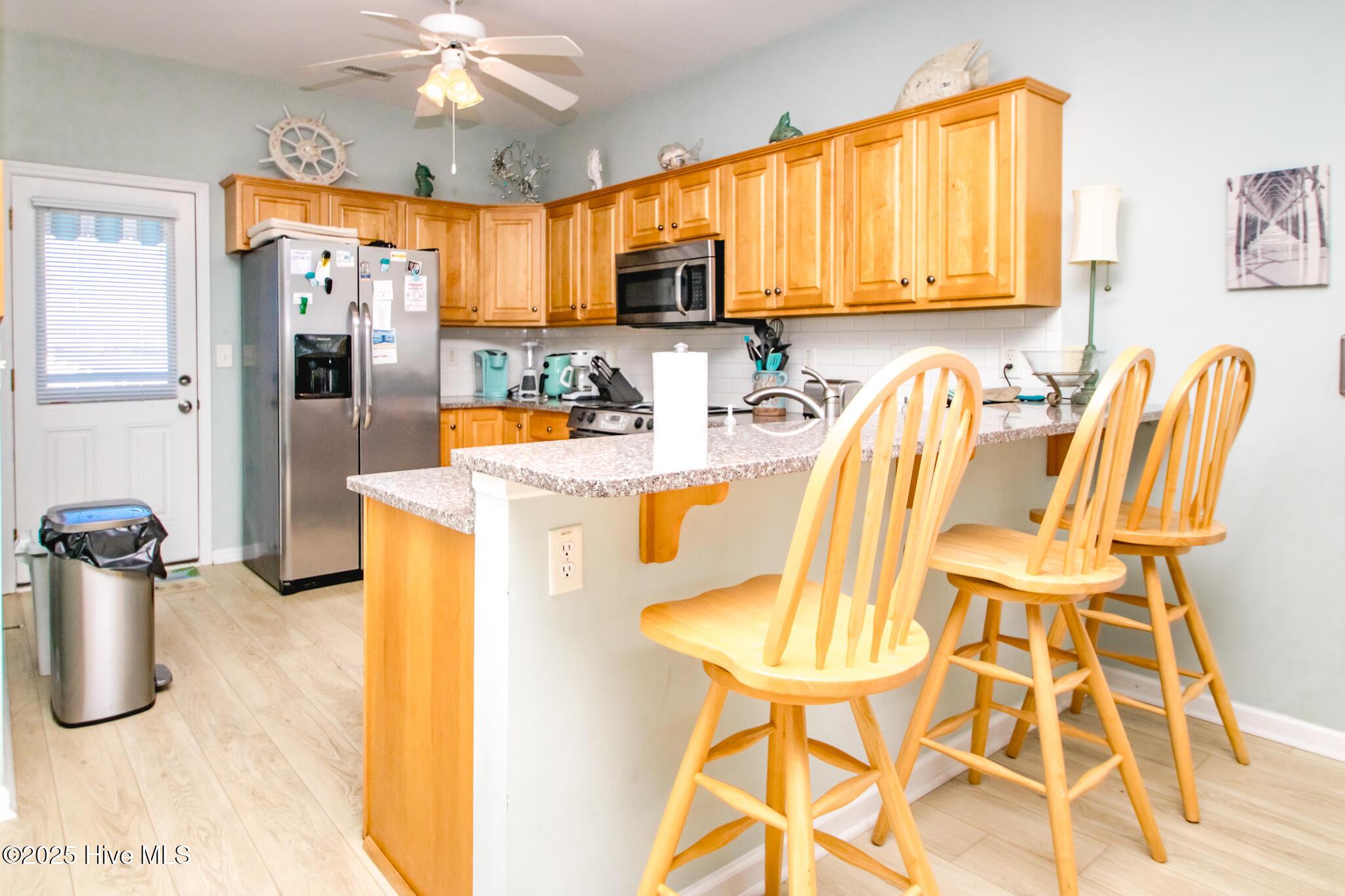 Image 3: Kitchen with Eat-In Seating