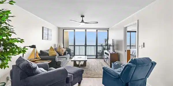 Image 3: Living Room