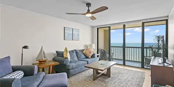 Image 4: Living Room