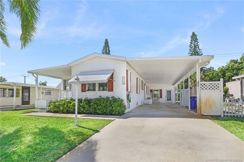 Image 3: Large carport and plenty of extra space in drivewa