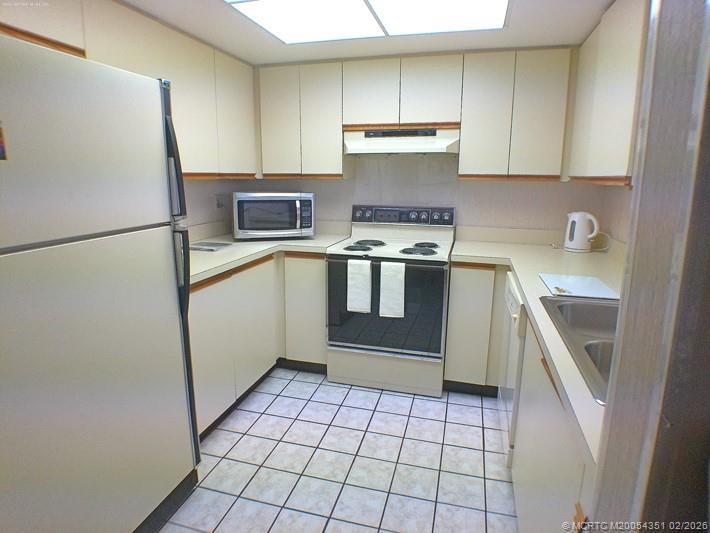 Image 3: KITCHEN